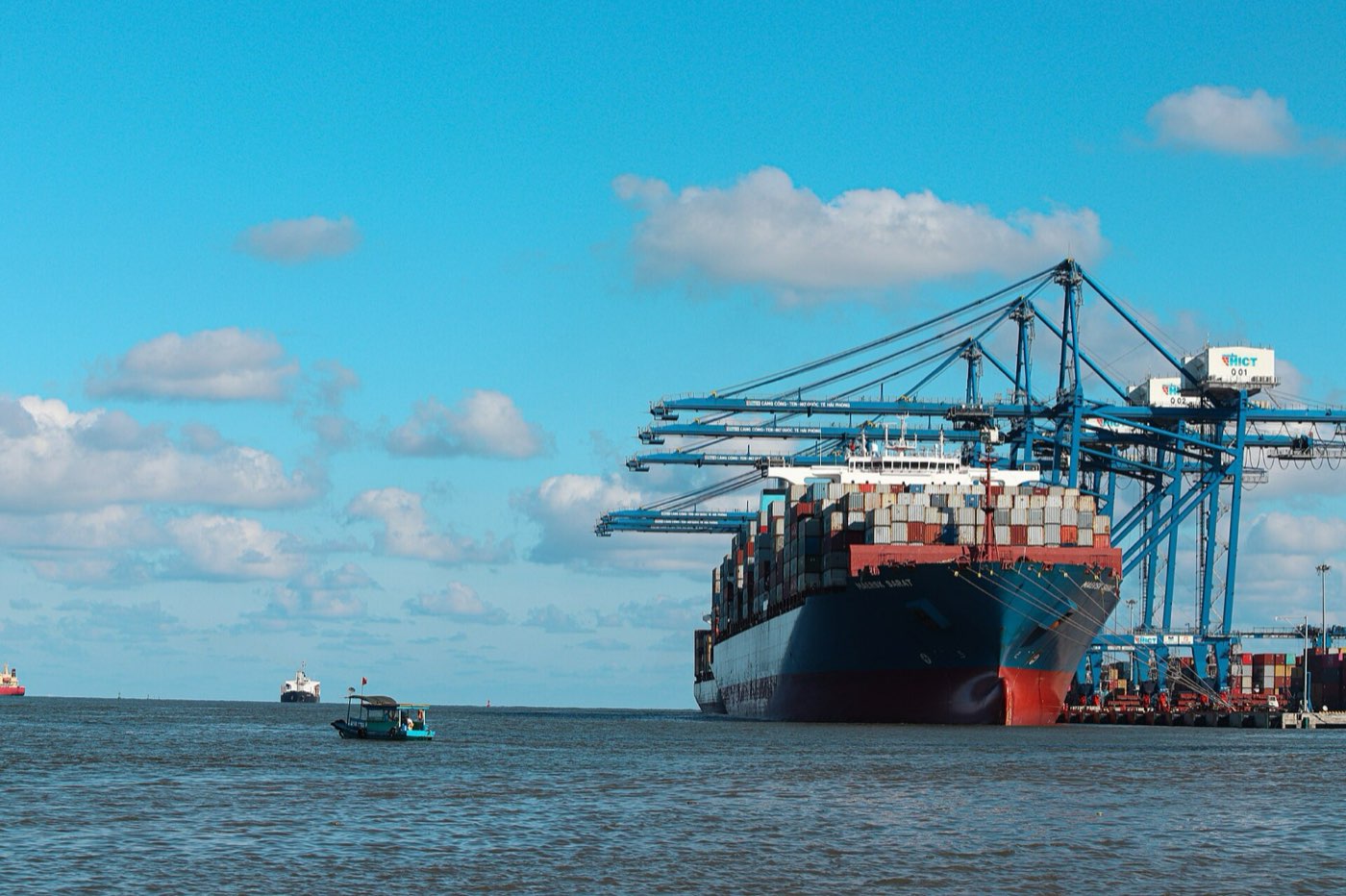 Barco portacontenedores en un terminal
