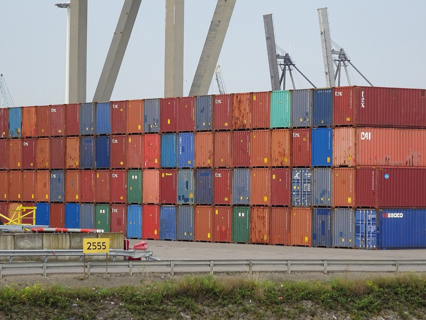 Contenedores apilados en un puerto